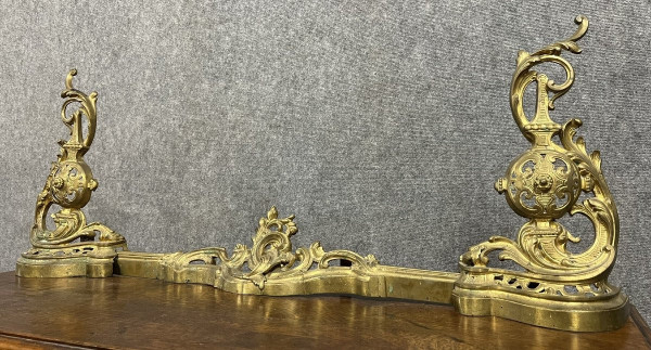 Gilded bronze hearth bar decorated with scrolls, acanthus leaves and openwork vases