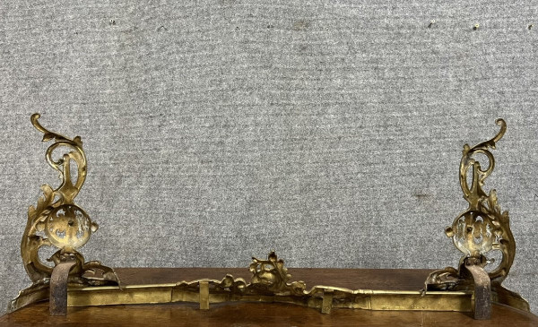 Gilded bronze hearth bar decorated with scrolls, acanthus leaves and openwork vases