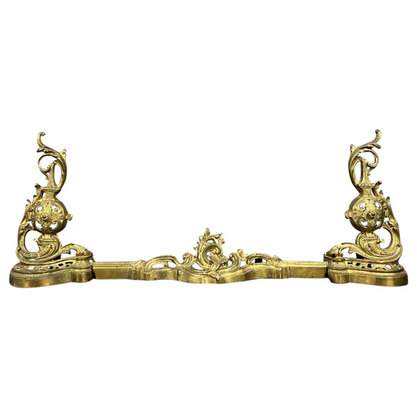 Gilded bronze hearth bar decorated with scrolls, acanthus leaves and openwork vases