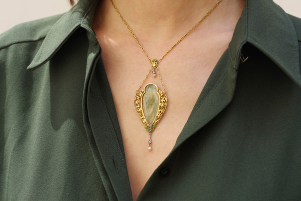 Collana iris e ninfee stile Art Nouveau francese in oro 18 carati, Collana Art Nouveau con diamanti 
