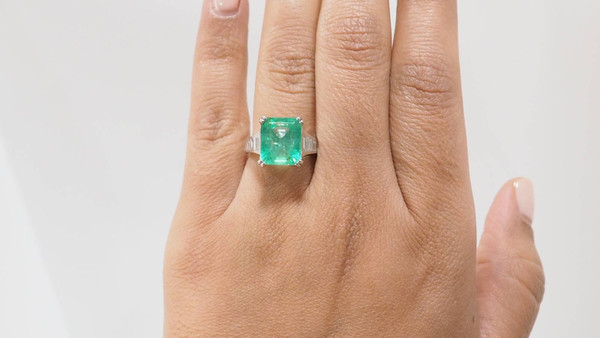 Anello in oro bianco, smeraldo colombiano da 7 carati e diamanti