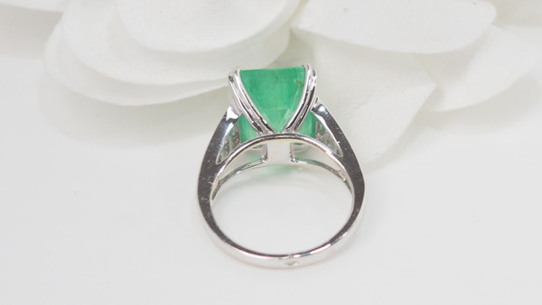 Anello in oro bianco, smeraldo colombiano da 7 carati e diamanti