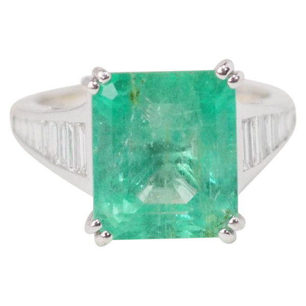 Anello in oro bianco, smeraldo colombiano da 7 carati e diamanti