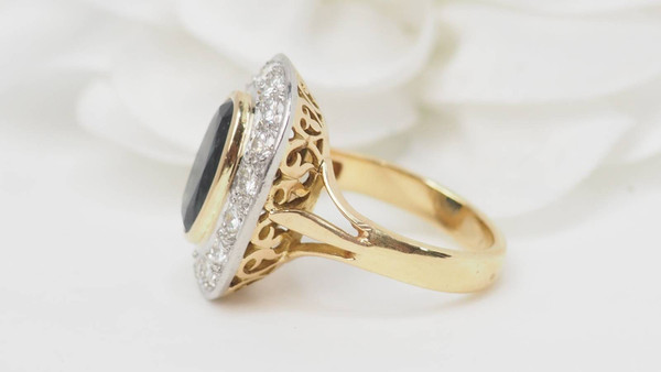 Anello pompadour bicolore in oro, zaffiri e diamanti