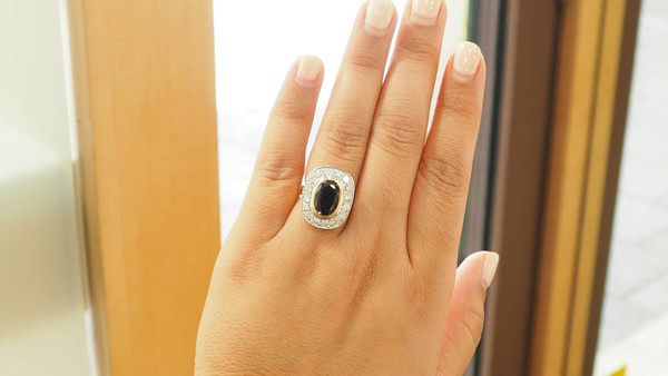 Anello pompadour bicolore in oro, zaffiri e diamanti