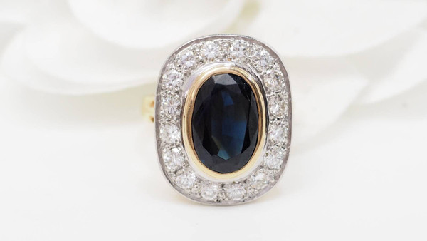 Anello pompadour bicolore in oro, zaffiri e diamanti