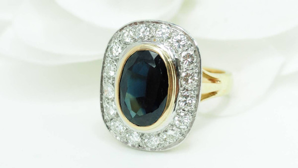 Anello pompadour bicolore in oro, zaffiri e diamanti