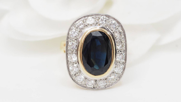 Anello pompadour bicolore in oro, zaffiri e diamanti