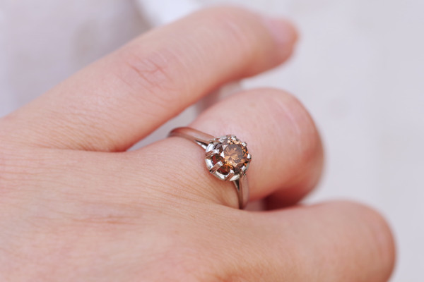 Solitario con diamante Fancy Cognac, anello solitario in platino