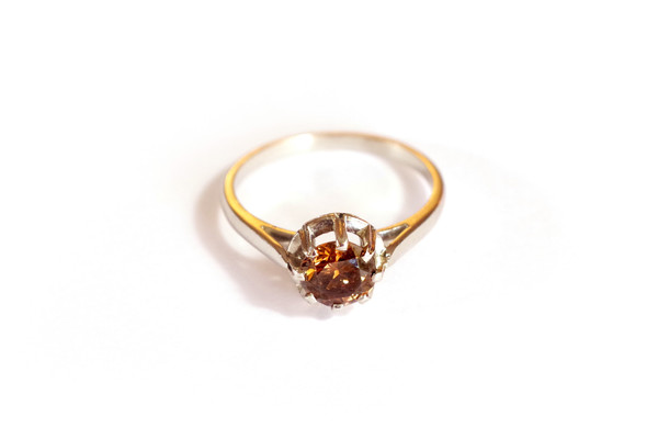 Solitario con diamante Fancy Cognac, anello solitario in platino