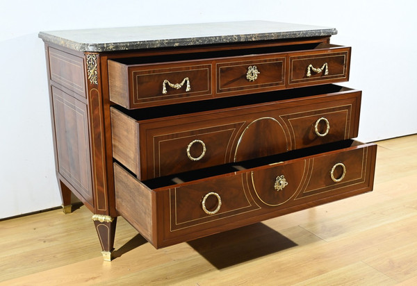 Rare Commode en Acajou, époque Louis XVI – 2ème Partie XVIIIe
