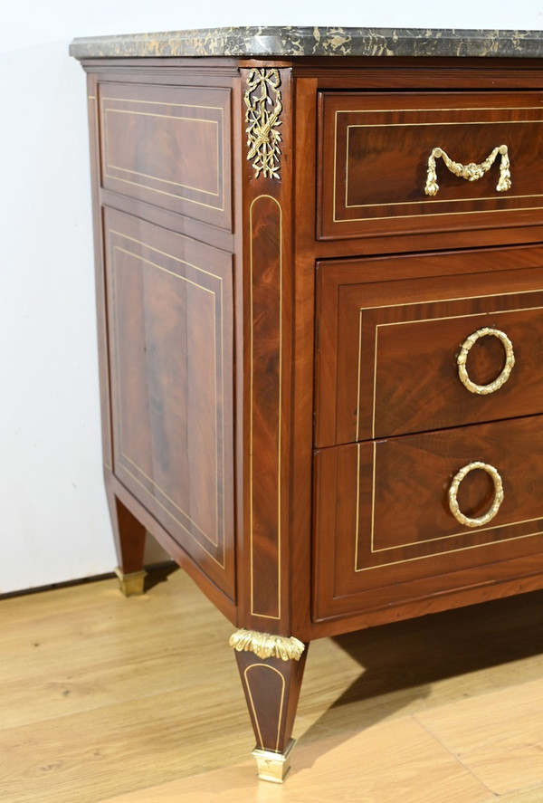 Rare Commode en Acajou, époque Louis XVI – 2ème Partie XVIIIe