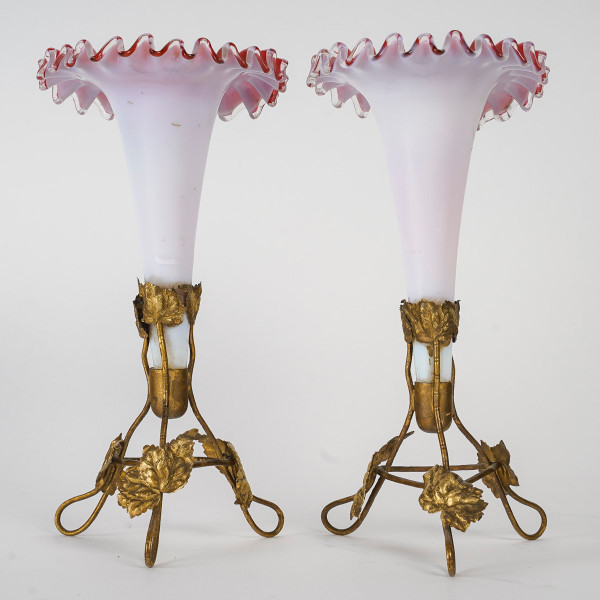 Une Paire De  vases de forme Cornets En Opaline Fin XIXème Siècle 
