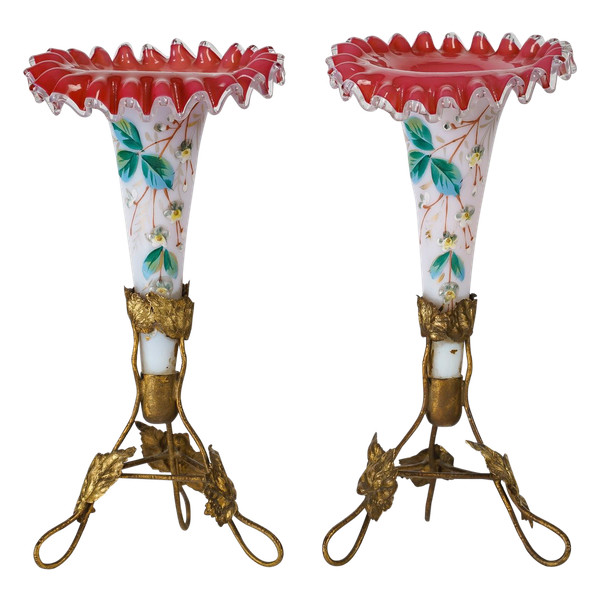 Une Paire De  vases de forme Cornets En Opaline Fin XIXème Siècle 