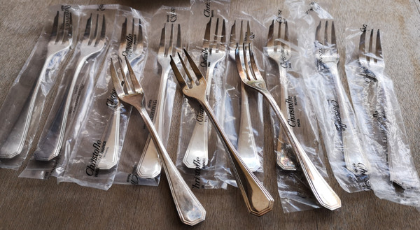 12 fourchettes à gâteaux en métal argenté modèle América orfèvrerie Christofle