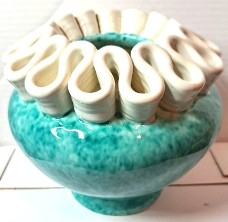 Vase Boule émaillée vert moucheté de la manufacture de Sainte Radegonde N°2