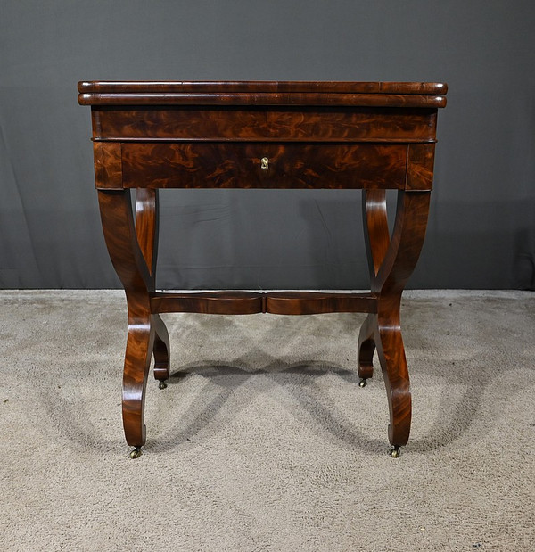 Mahogany burl game table, Restoration period - Early 19th century