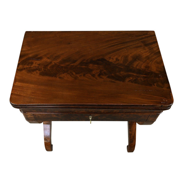 Mahogany burl game table, Restoration period - Early 19th century