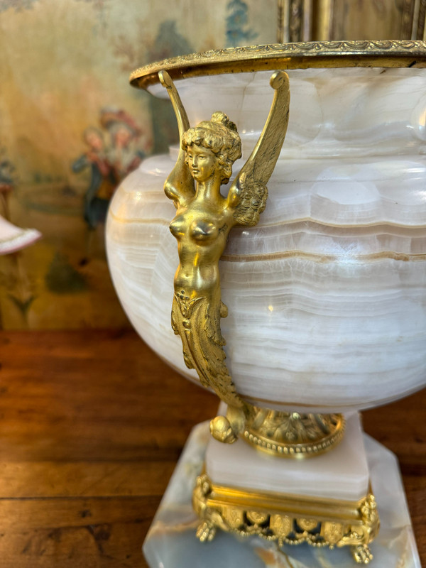 ONYX VASE ATTRIBUTED TO LOUIS FRANCOIS EUGENE CORNU (1827-1899)
