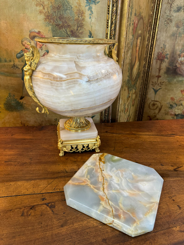 ONYX VASE ATTRIBUTED TO LOUIS FRANCOIS EUGENE CORNU (1827-1899)