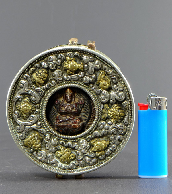 Tibet, Ende des 19. - Anfang des 20. Jahrhunderts, Gau aus versilbertem und vergoldetem Metall mit dem Bildnis eines Lamas.