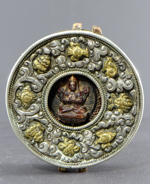 Tibet, Ende des 19. - Anfang des 20. Jahrhunderts, Gau aus versilbertem und vergoldetem Metall mit dem Bildnis eines Lamas.