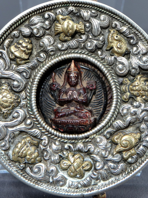 Tibet, Ende des 19. - Anfang des 20. Jahrhunderts, Gau aus versilbertem und vergoldetem Metall mit dem Bildnis eines Lamas.
