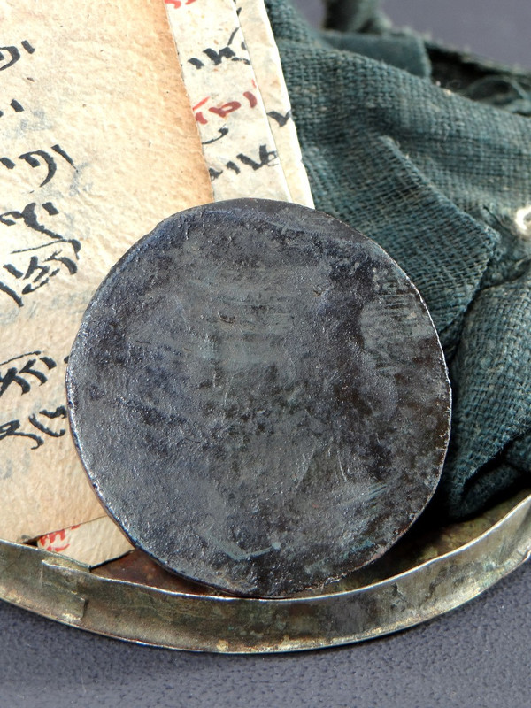 Tibet, Ende des 19. - Anfang des 20. Jahrhunderts, Gau aus versilbertem und vergoldetem Metall mit dem Bildnis eines Lamas.