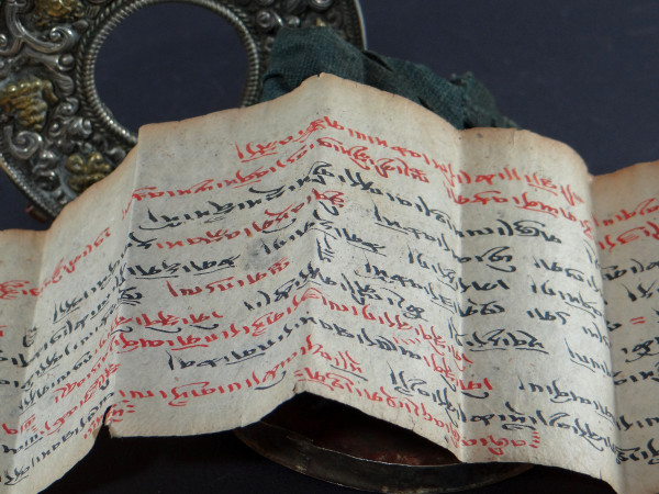Tibet, Ende des 19. - Anfang des 20. Jahrhunderts, Gau aus versilbertem und vergoldetem Metall mit dem Bildnis eines Lamas.