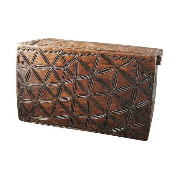 Coffret De Dentelière Monoxyle En Noyer Sculpté Art Populaire