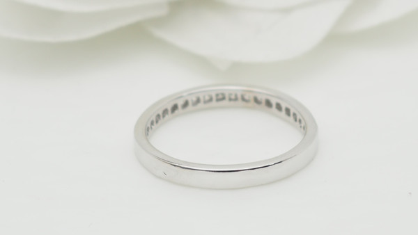 Anello nuziale in oro bianco e diamanti