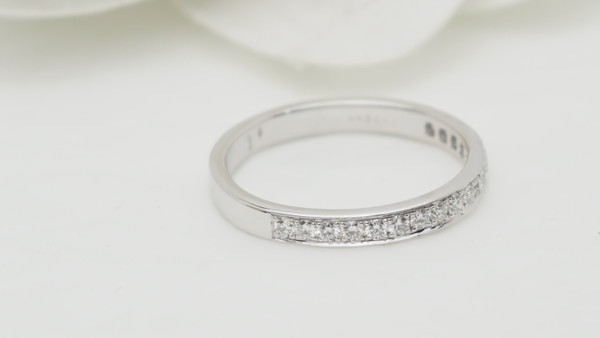 Anello nuziale in oro bianco e diamanti