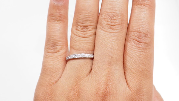 Anello nuziale in oro bianco e diamanti