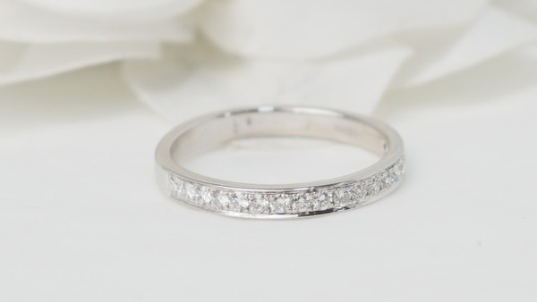 Anello nuziale in oro bianco e diamanti