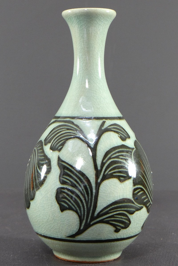 Corea, metà del XX secolo, Vaso in porcellana con disegno di piante.