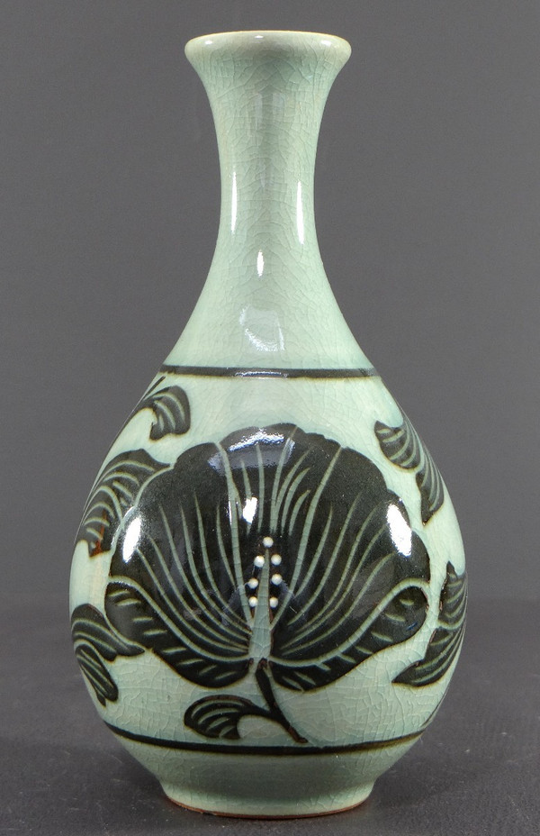 Corea, metà del XX secolo, Vaso in porcellana con disegno di piante.