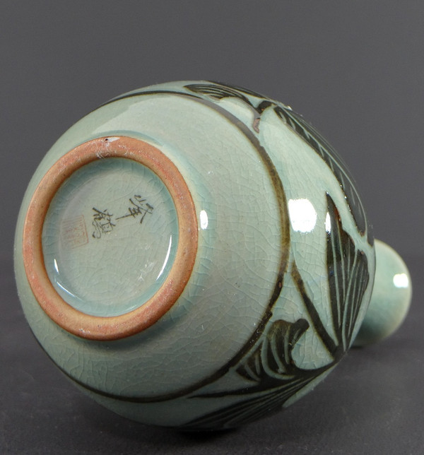 Corea, metà del XX secolo, Vaso in porcellana con disegno di piante.