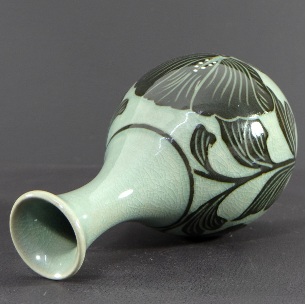 Corea, metà del XX secolo, Vaso in porcellana con disegno di piante.