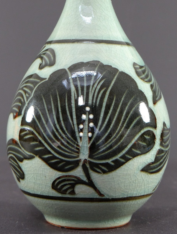 Corea, metà del XX secolo, Vaso in porcellana con disegno di piante.