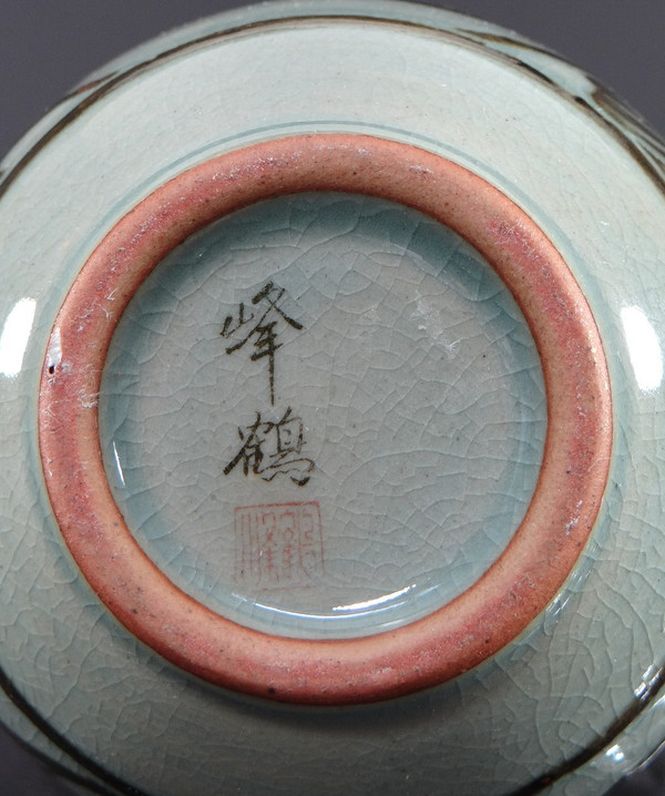 Corea, metà del XX secolo, Vaso in porcellana con disegno di piante.