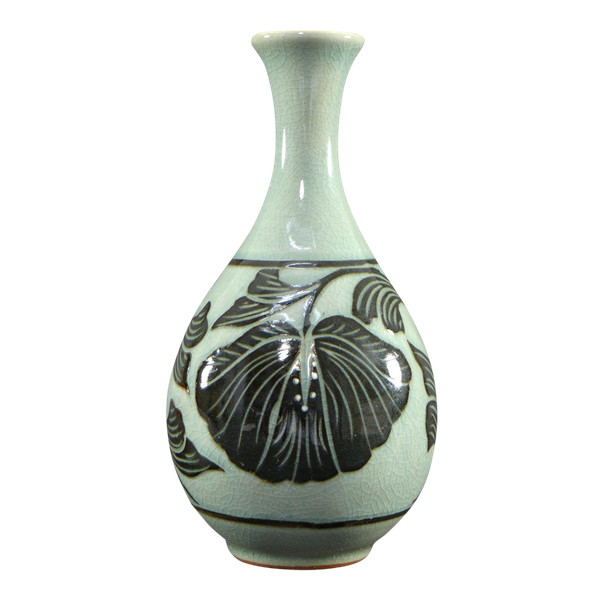 Corea, metà del XX secolo, Vaso in porcellana con disegno di piante.