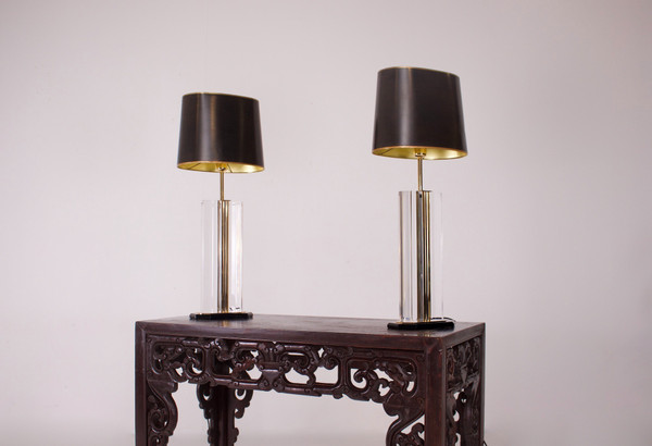 Coppia di lampade in plexiglas e ottone.