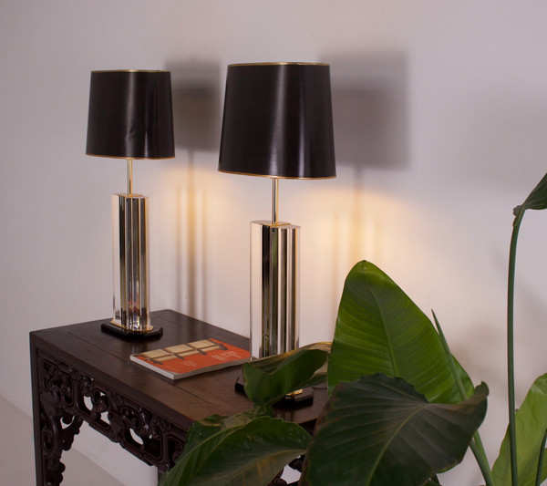 Coppia di lampade in plexiglas e ottone.