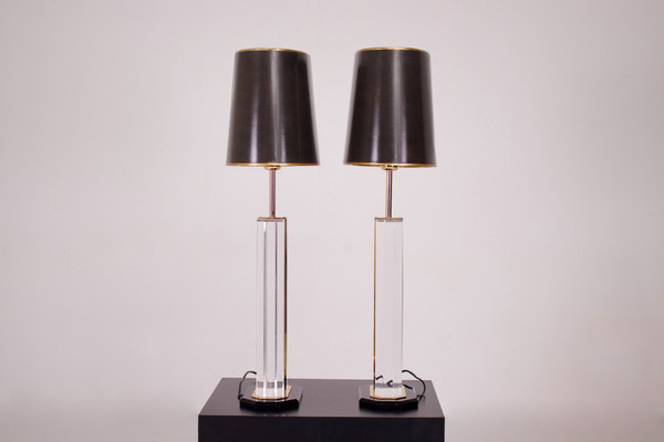 Coppia di lampade in plexiglas e ottone.
