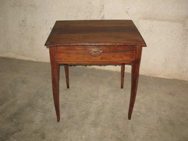 Petite table à écrire bureau époque Louis XV 18ème en noyer avec un grand tiroir