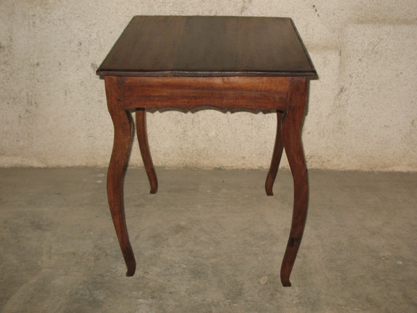 Petite table à écrire bureau époque Louis XV 18ème en noyer avec un grand tiroir