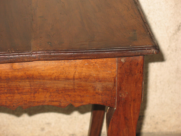 Petite table à écrire bureau époque Louis XV 18ème en noyer avec un grand tiroir