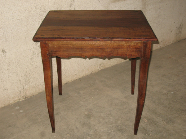 Petite table à écrire bureau époque Louis XV 18ème en noyer avec un grand tiroir