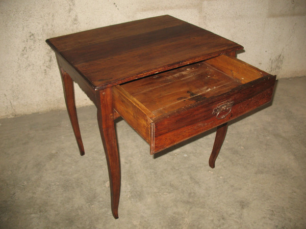 Petite table à écrire bureau époque Louis XV 18ème en noyer avec un grand tiroir
