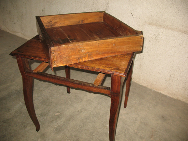 Petite table à écrire bureau époque Louis XV 18ème en noyer avec un grand tiroir